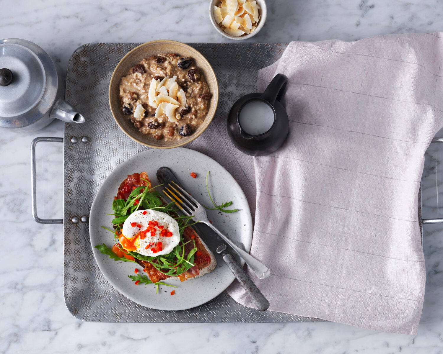 fotograf-jedla-Breakfast-egg-on-toast-bacon-poridge-almond-flakes-ocado-life-daylight