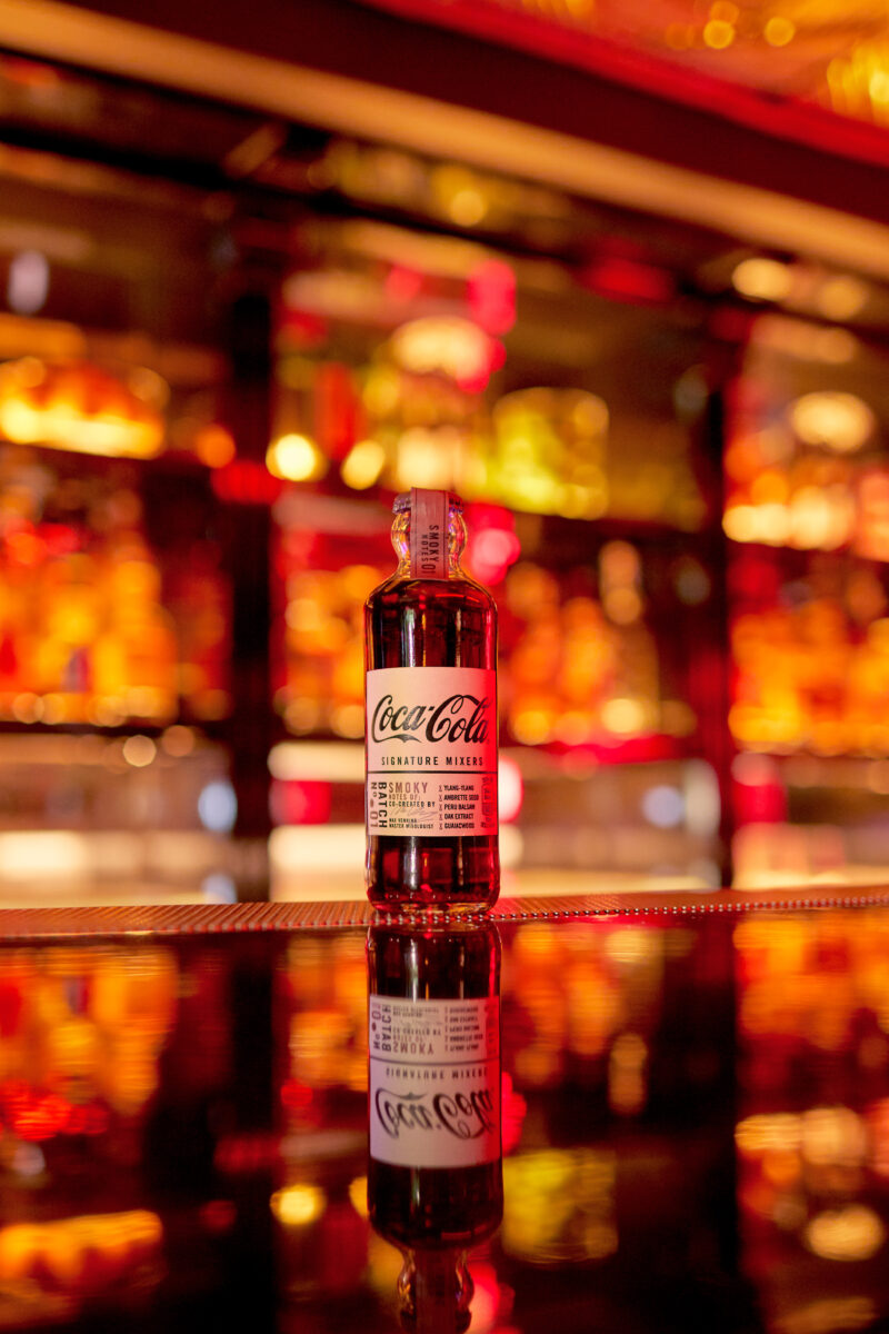 coca cola signature mixers smoky on bar at kwant london heddon street fotograf drinkov