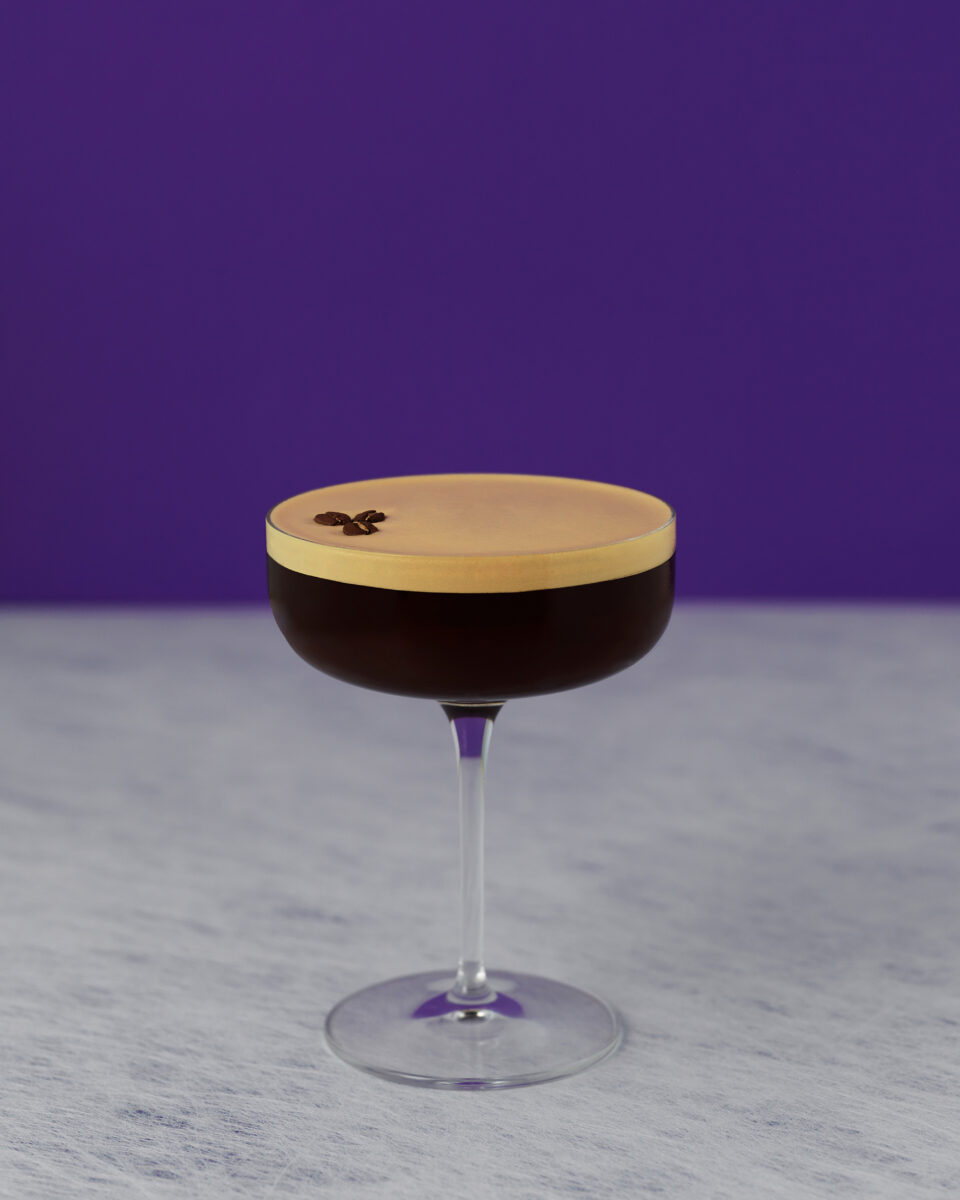 Espresso martini life-style-purple-background fotograf drinkov drink photographer london bratislava