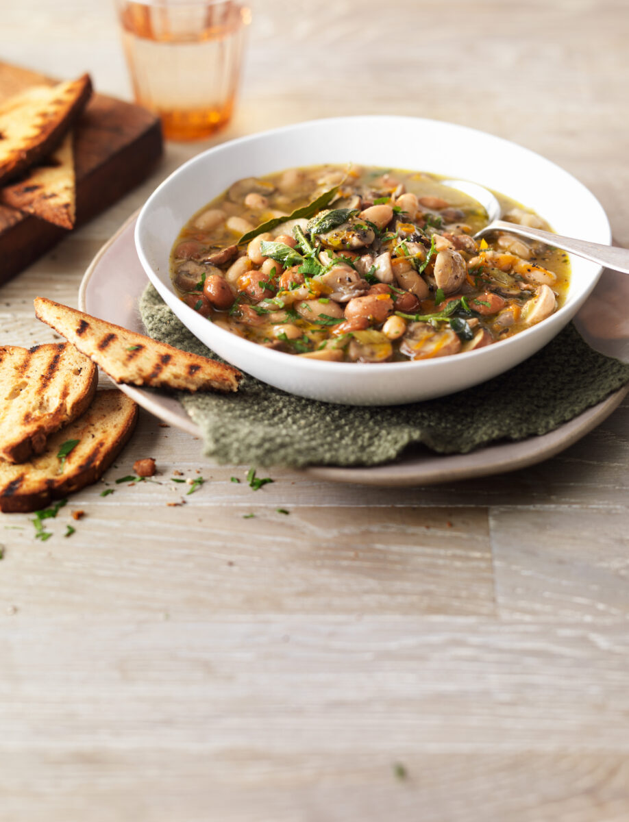 Mushroom-and-bean-soup-with-bread-on-wooden-surface-ocado-life-fotografia jedla london bratislava