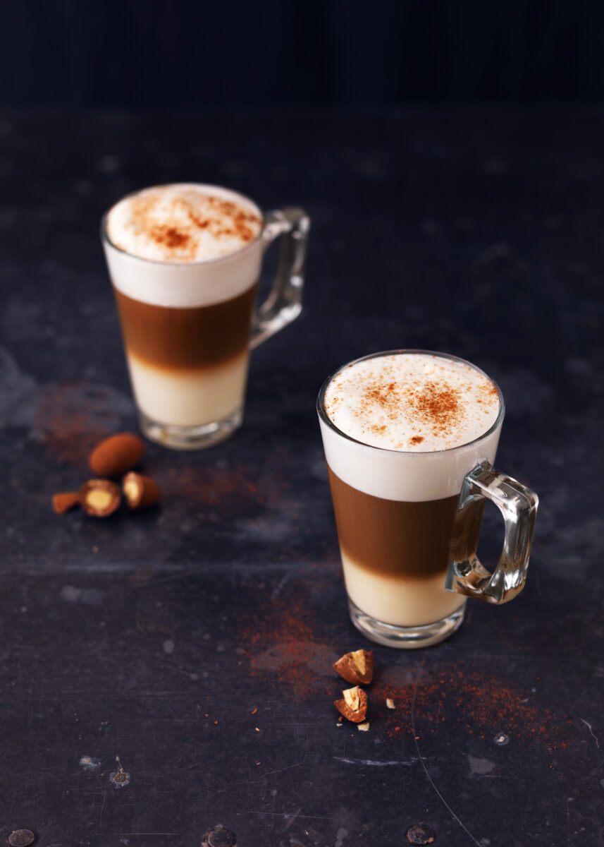 almond-latte-three-colour-foam-cinnamon on dark background three layers fotograf drinkov london bratislava photographer