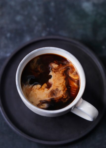americano-coffee-with-milk on dark background in white cup profoto hasselblad softlight fotograf drinkov