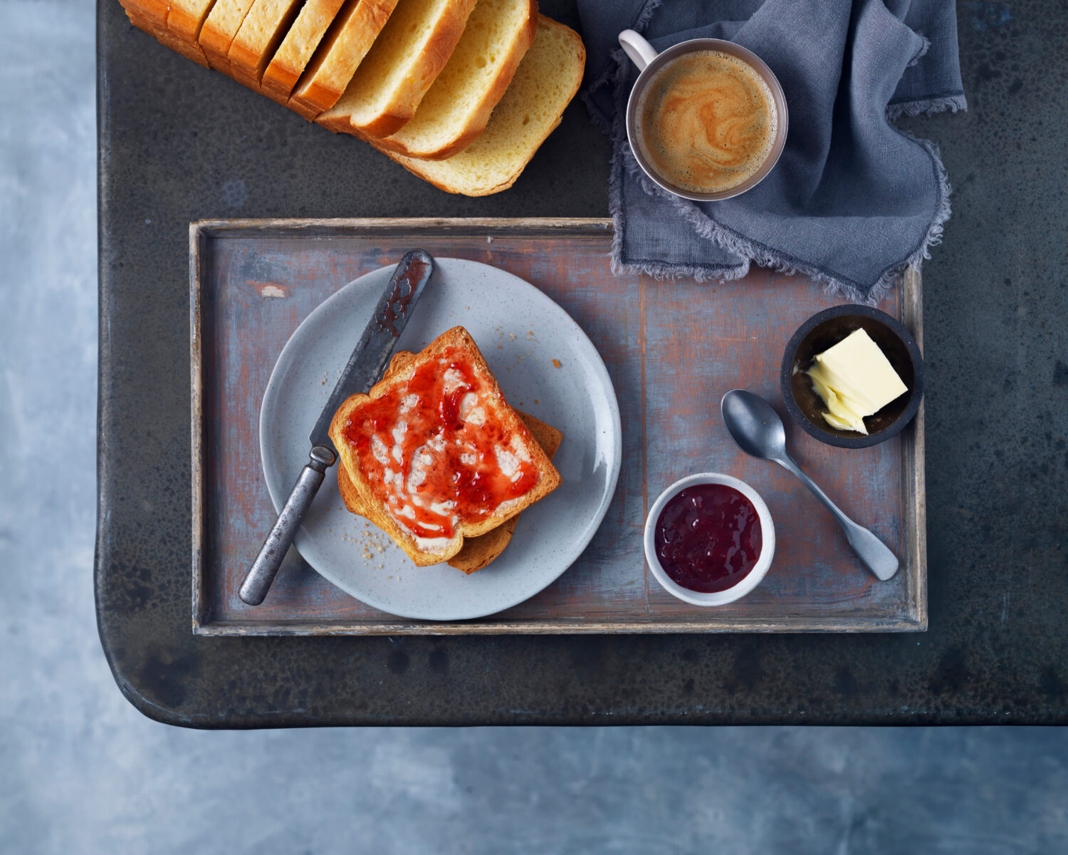 brioche-with-jam-butter-coffee-daylight-fotograf-jedla-