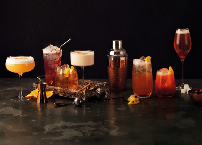 cocktails-selection-dark-background-fizzy-styling-props-tara garnell styling mixologist ice block london fotograf bratislava