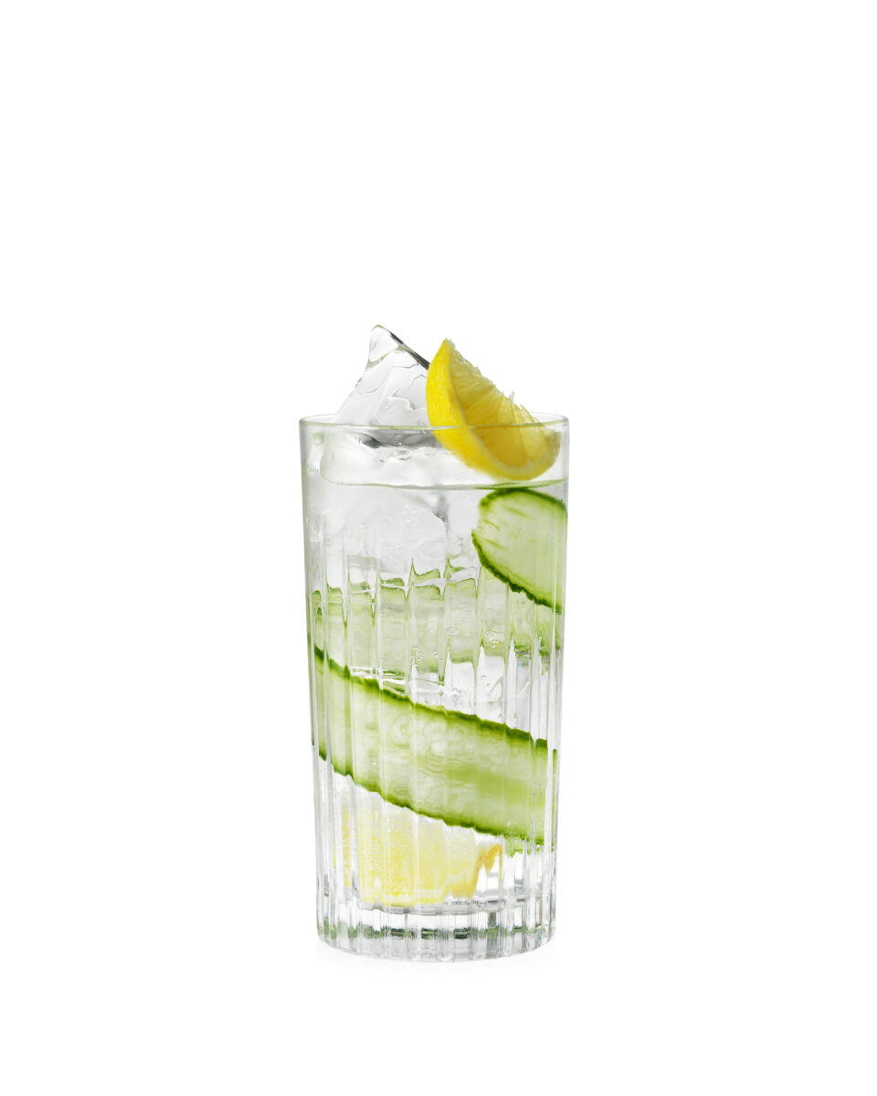 gin-and-tonic-cucamber-lemon-on-white hendricks cut out fotograf drinkov drink photographer london bratislava