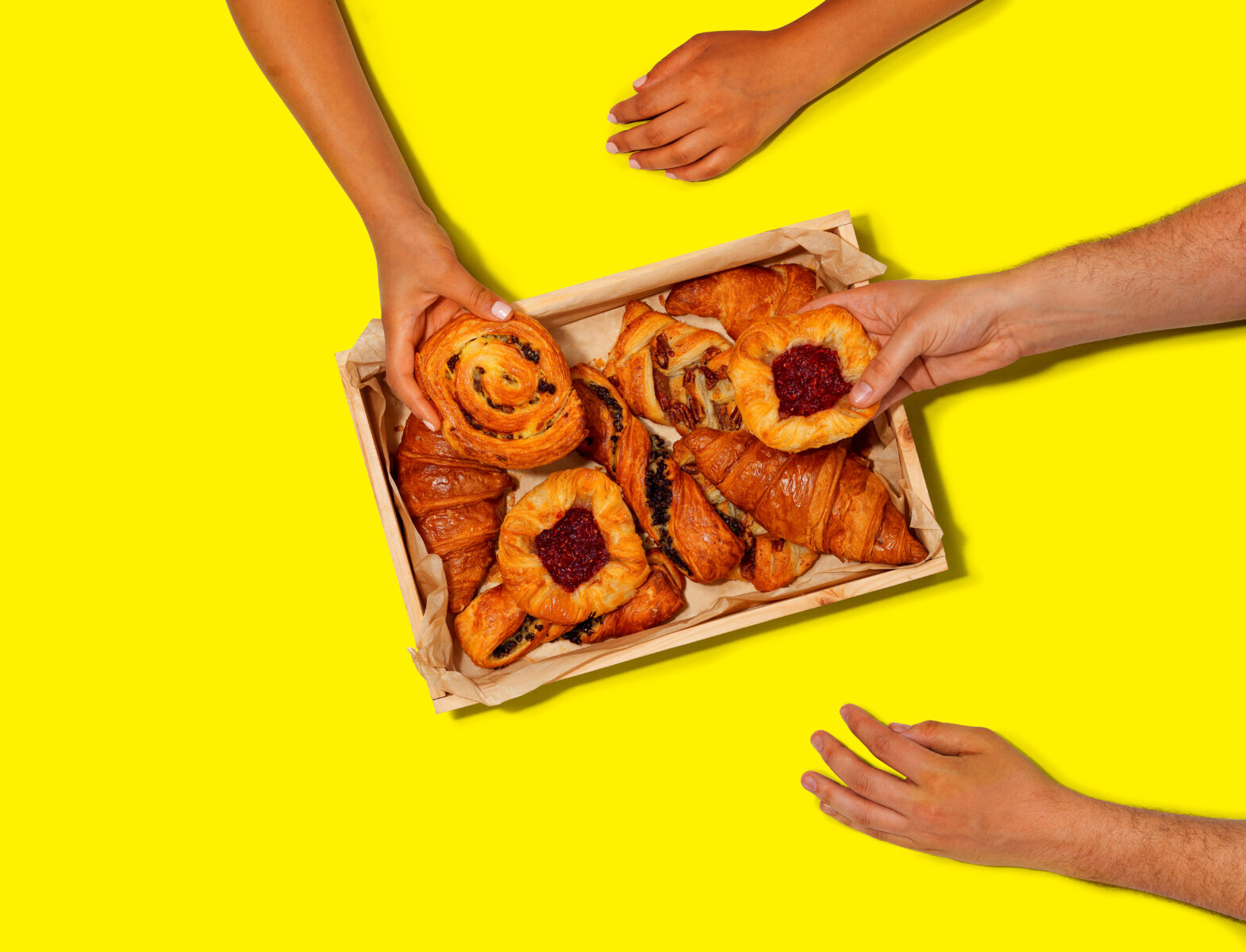 hands-grabbing-pastry-city-pantry-advert-fotograf-jedla