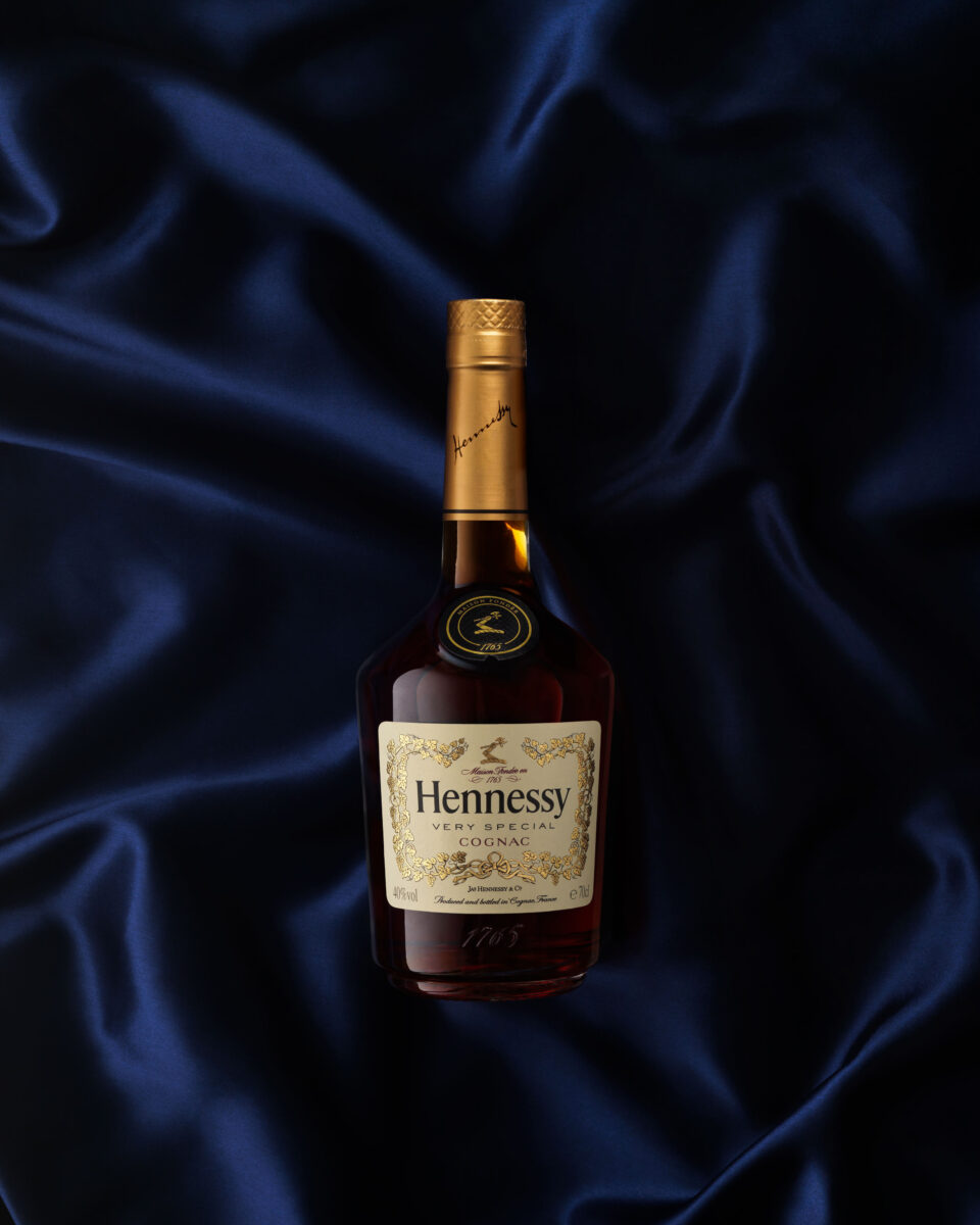 henessy_very-special-cognac overhead on silk luxury bottle photography fotograf drinkov drink london bratislava