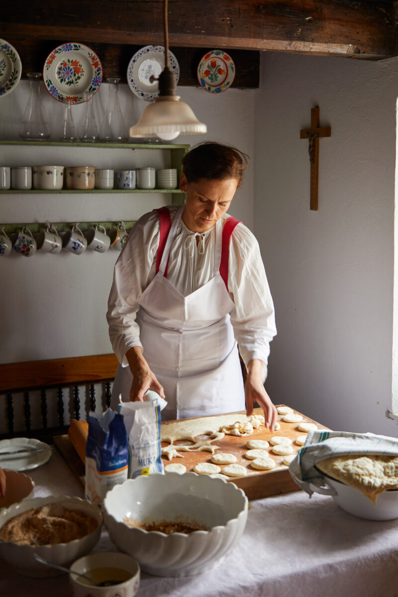 Dolky, bezchleba hody, hand, milk, doughnuts, sugar, cesto, dough, cloth, kneeding, miesenie cesta, sisky,
